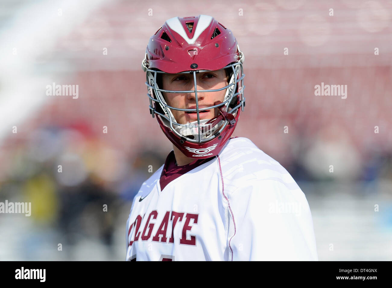 Hamilton, New York, USA. 8. Februar 2014. 8. Februar 2014: Colgate Raiders Mittelfeldspieler Aaron Darr (14) blickt auf eine vor dem Start eine NCAA Männer Lacrosse Spiel zwischen Bryant Bulldogs und die Colgate Raiders bei Andy Kerr Stadium in Hamilton, New York. Colgate besiegt Bryant 7-4. Rich Barnes/CSM/Alamy Live-Nachrichten Stockfoto
