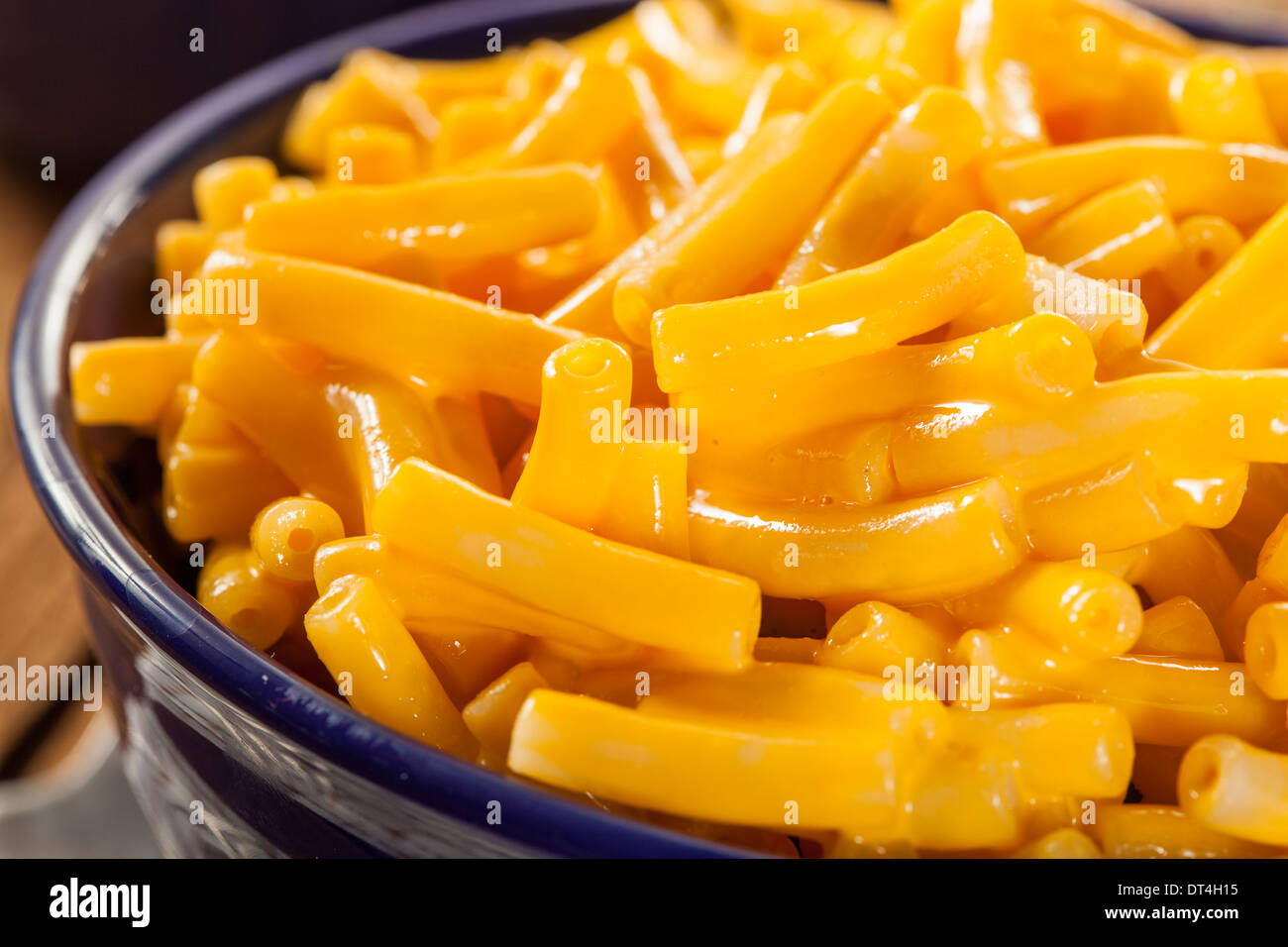 Hausgemachte Makkaroni und Käse in eine Schüssel geben Stockfoto