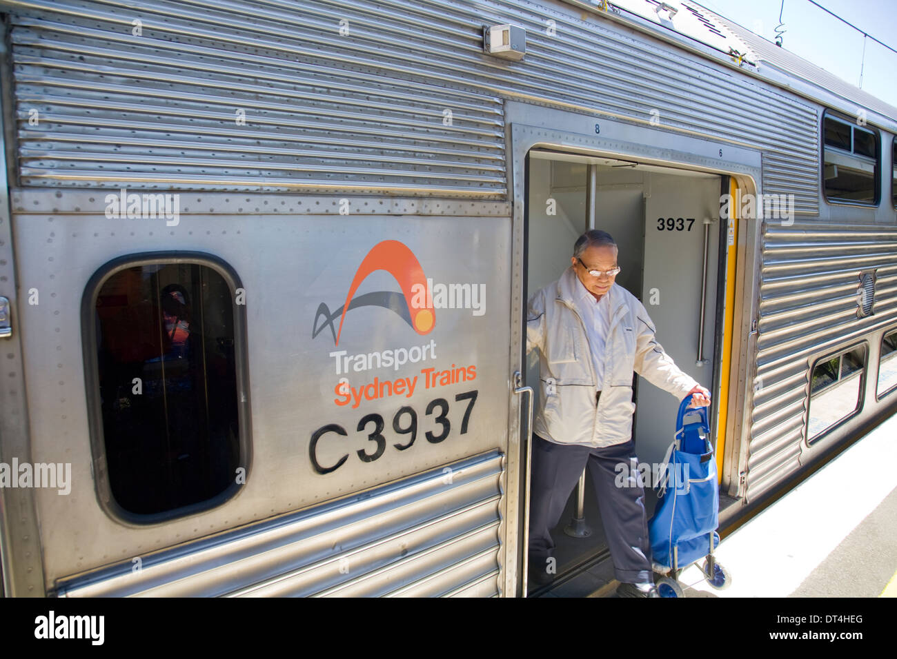 älteren asiatischen Mann aussteigen einen Zug von Sydney, Australien Stockfoto