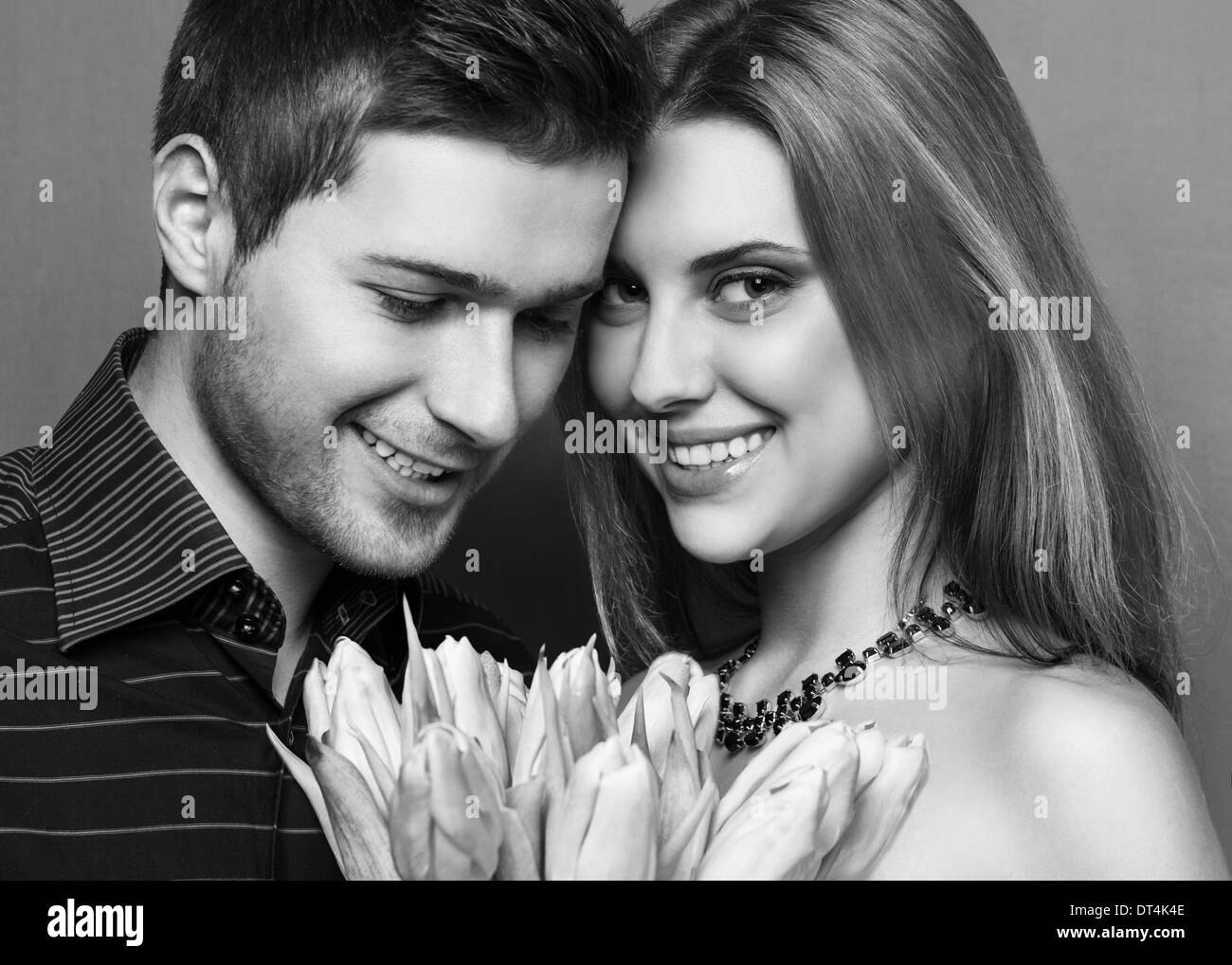 paar in der Liebe mit einem Strauß Tulpen sind nahe beieinander Stockfoto