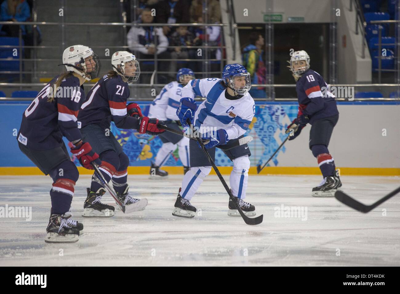 Sotschi, Russland. 8. Februar 2014. 2014 winter Olympics - Sotschi, Russia.Hockey - USA v. Finland.FINLAND Eishockey HIIRIKOSKI JENNI Credit: Jeff Cable/ZUMAPRESS.com/Alamy Live-Nachrichten Stockfoto