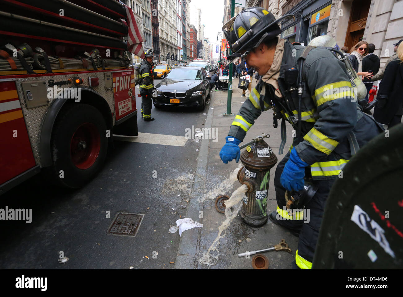 Ein chinesisch-amerikanischer FDNY-Feuerwehrmann öffnet einen Hydranten in New York City Stockfoto