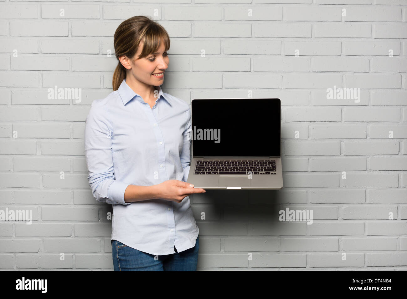 Weibliche ziemlich fröhlich zeigenden Computerstudio Stockfoto
