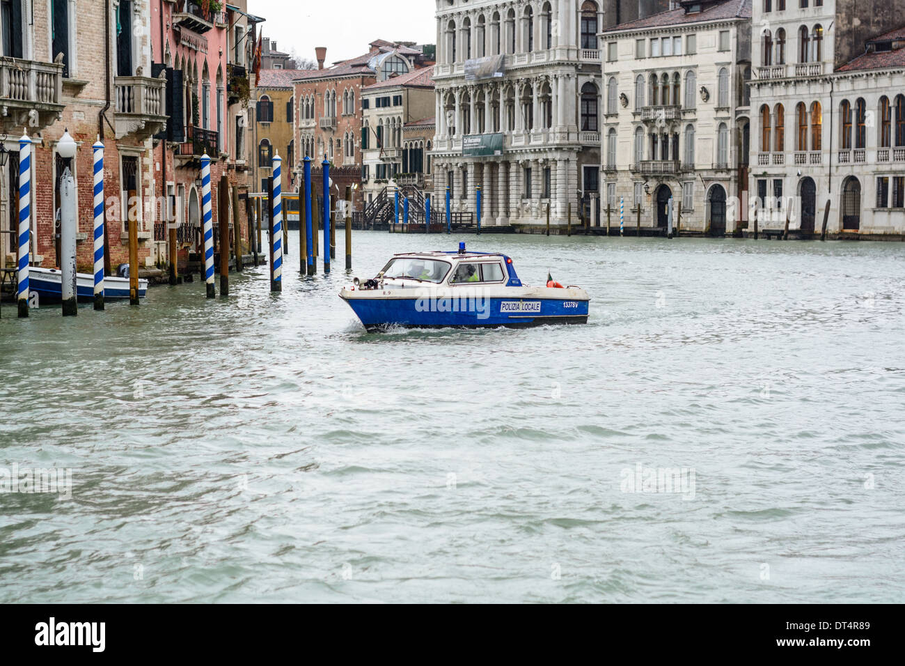 Venedig, Italien. Polizeiboot der örtlichen Polizei von Venedig Patrouillen auf den Canal Grande (Canal Grande). Stockfoto