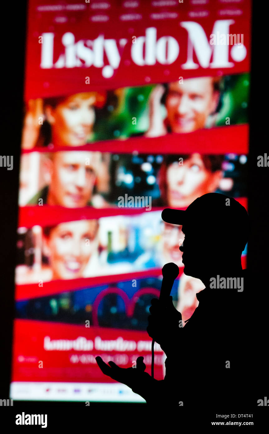 Silhouette von Mitja Okorn, erfolgreiche slowenische Regisseur, mit einem großen Filmposter von seiner polnischen Blockbuster "Listy m." Stockfoto