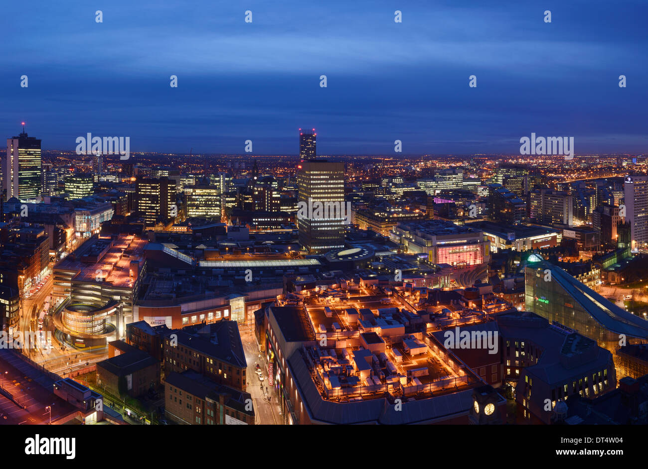 Stadtzentrum von Manchester in der Nacht, einschließlich dem Arndale Centre und The Printworks Stockfoto