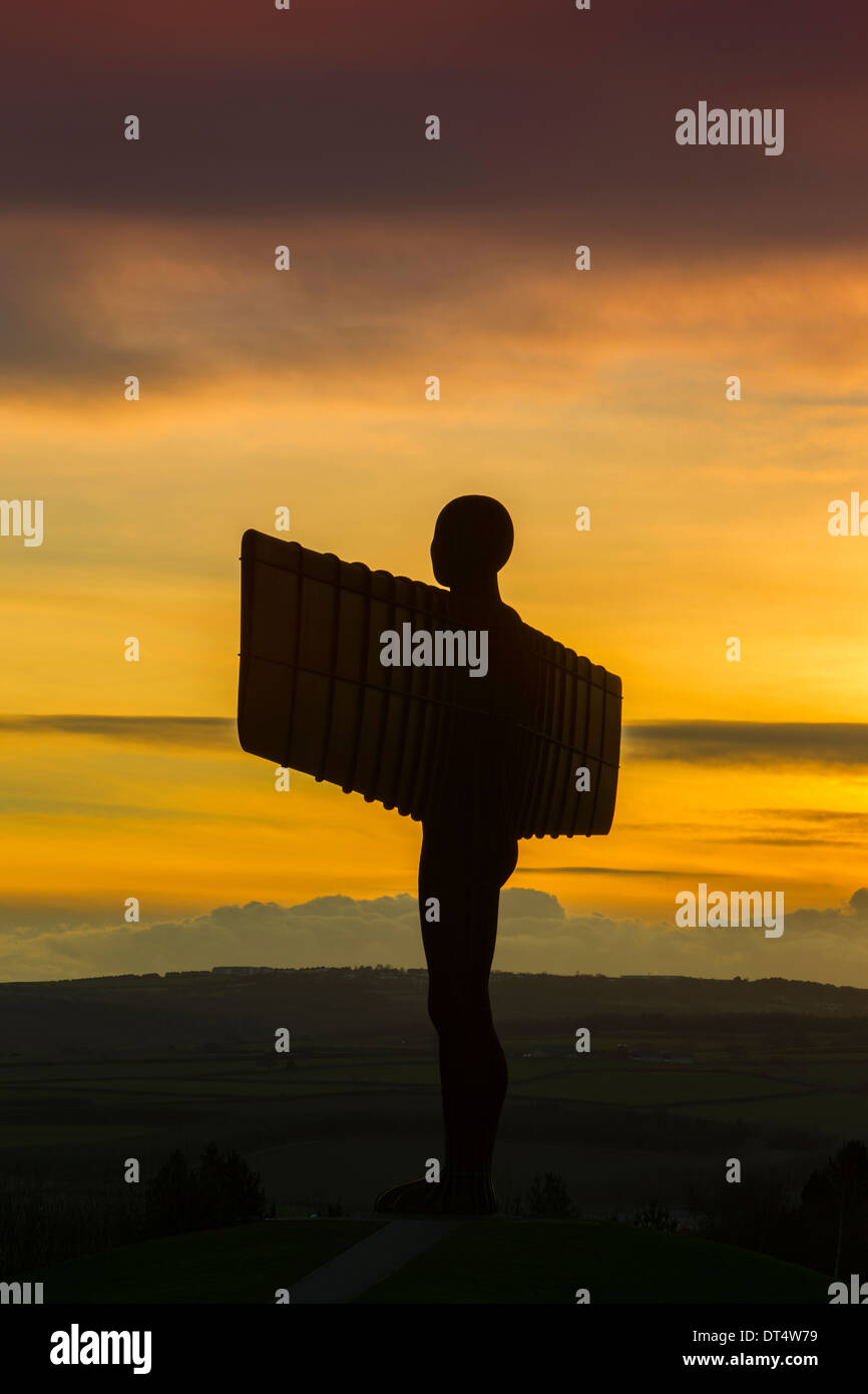 Ein Blick auf die Gateshead Engel des Nordens bei Sonnenuntergang, Gateshead, Tyne and Wear Stockfoto