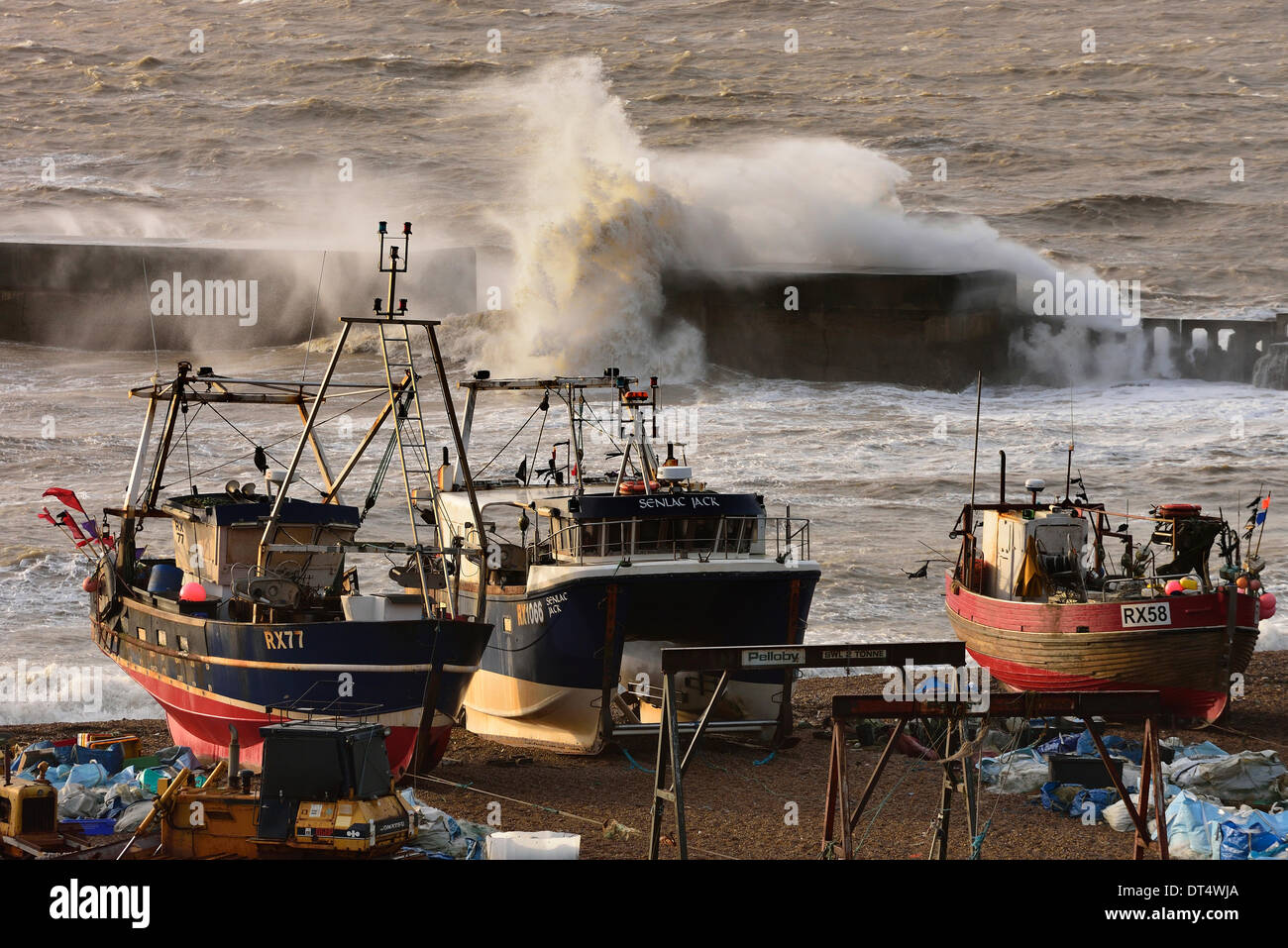 Wellen über den Hafen den Arm brechen, Stade Strand, Altstadt, Hastings, East Sussex, England, Großbritannien Stockfoto