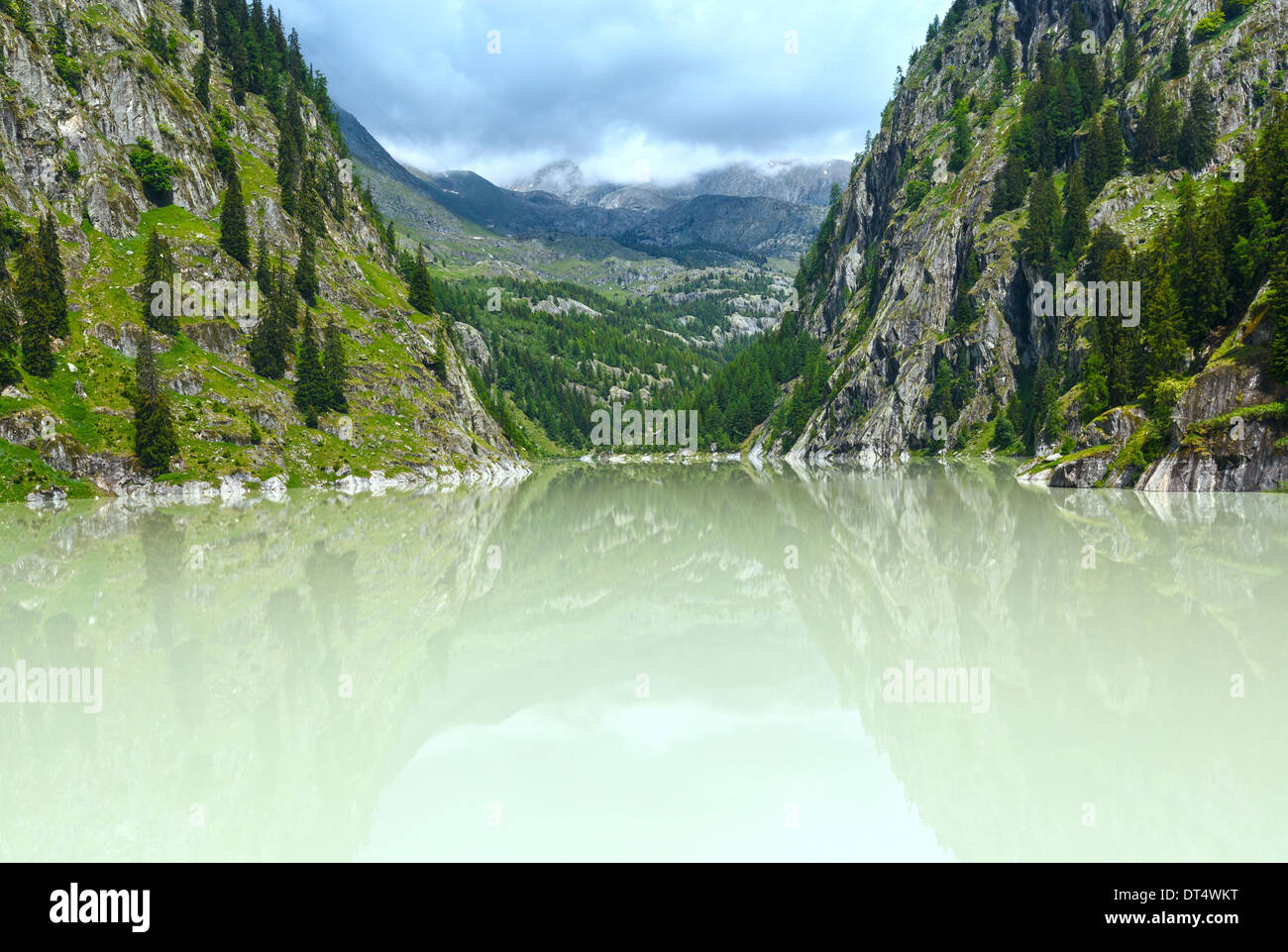 See mit trübem Wasser gebildet, den Damm. Sommer-Berglandschaft (Alpen, Schweiz) Stockfoto