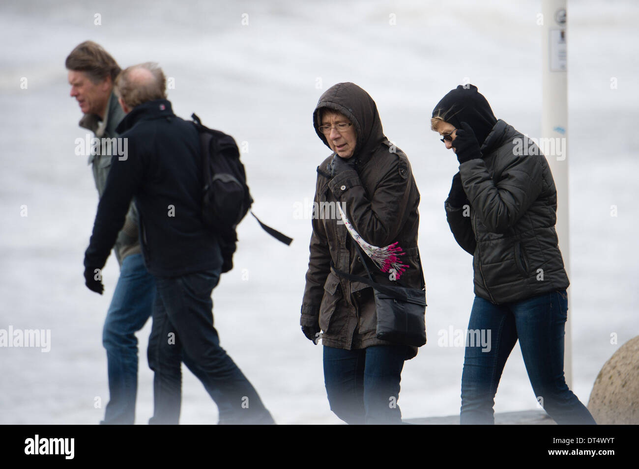 Aberystwyth Wales UK, Sonntag, 9. Februar 2014 schwere Stürme, Böen bis zu 70 km/h, weiterhin die Westküste Wales in Aberystwyth, mit einer Met Office "sei bereit" gelbe Warnung noch Teig.   Viele Straßen in Mitte und West Wales schlossen sich durch Überflutungen und umgestürzte Bäume und an einer Stelle am Samstag einige 64.00 Häuser hatten ihren Strom abgeschnitten. Die Winde werden voraussichtlich später heute mit keine Wetterwarnungen in Ort für Montag 10 Feb Foto Kredit erleichtern: Keith Morris/Alamy Live-Nachrichten Stockfoto