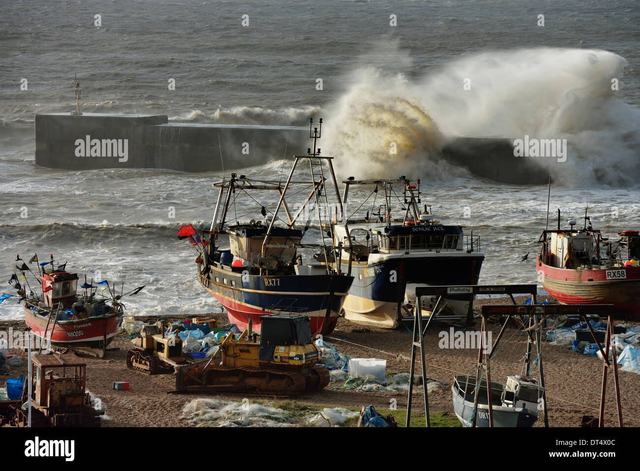 Wellen über den Hafen den Arm brechen, Stade Strand, Altstadt, Hastings, East Sussex, England, Großbritannien Stockfoto