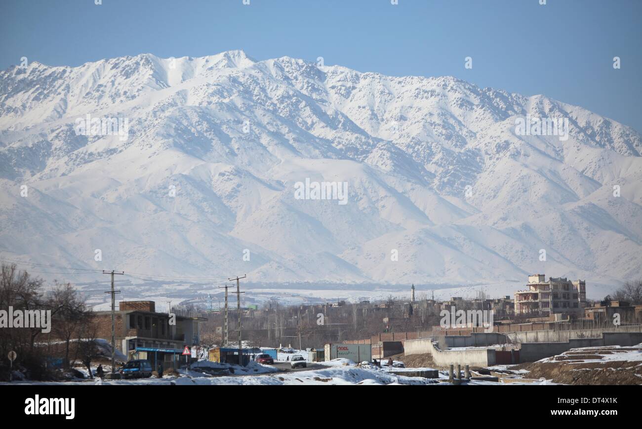 Kabul. 9. Februar 2014. Foto aufgenommen am 9. Februar 2014 zeigt den Blick auf den Schneeberg in Kabul, Afghanistan. © Ahmad Massoud/Xinhua/Alamy Live-Nachrichten Stockfoto