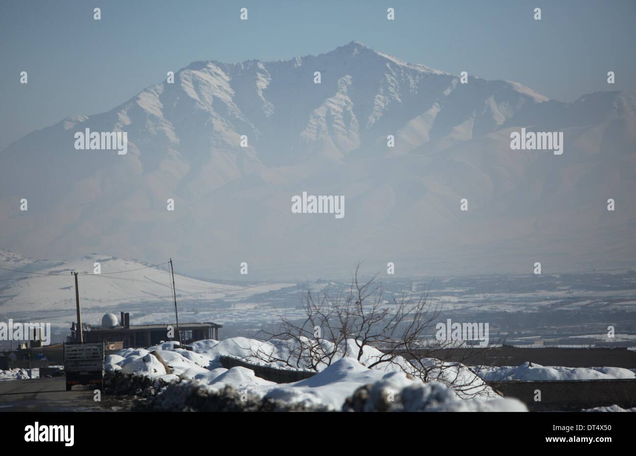 Kabul. 9. Februar 2014. Foto aufgenommen am 9. Februar 2014 zeigt den Blick auf den Schneeberg in Kabul, Afghanistan. © Ahmad Massoud/Xinhua/Alamy Live-Nachrichten Stockfoto