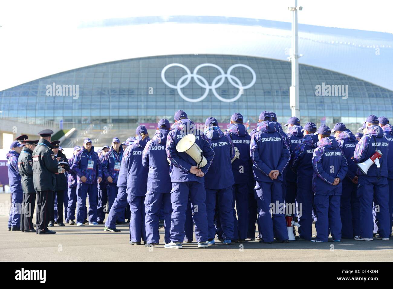 Freiwillige in den Olympiapark bei den Sochi 2014 Olympischen Spielen, Sotschi, Russland, 7. Februar 2014. Die Olympischen Winterspiele 2014 in Sotschi laufen von 07 bis 23 Februar 2014Photo: Frank Mai Stockfoto
