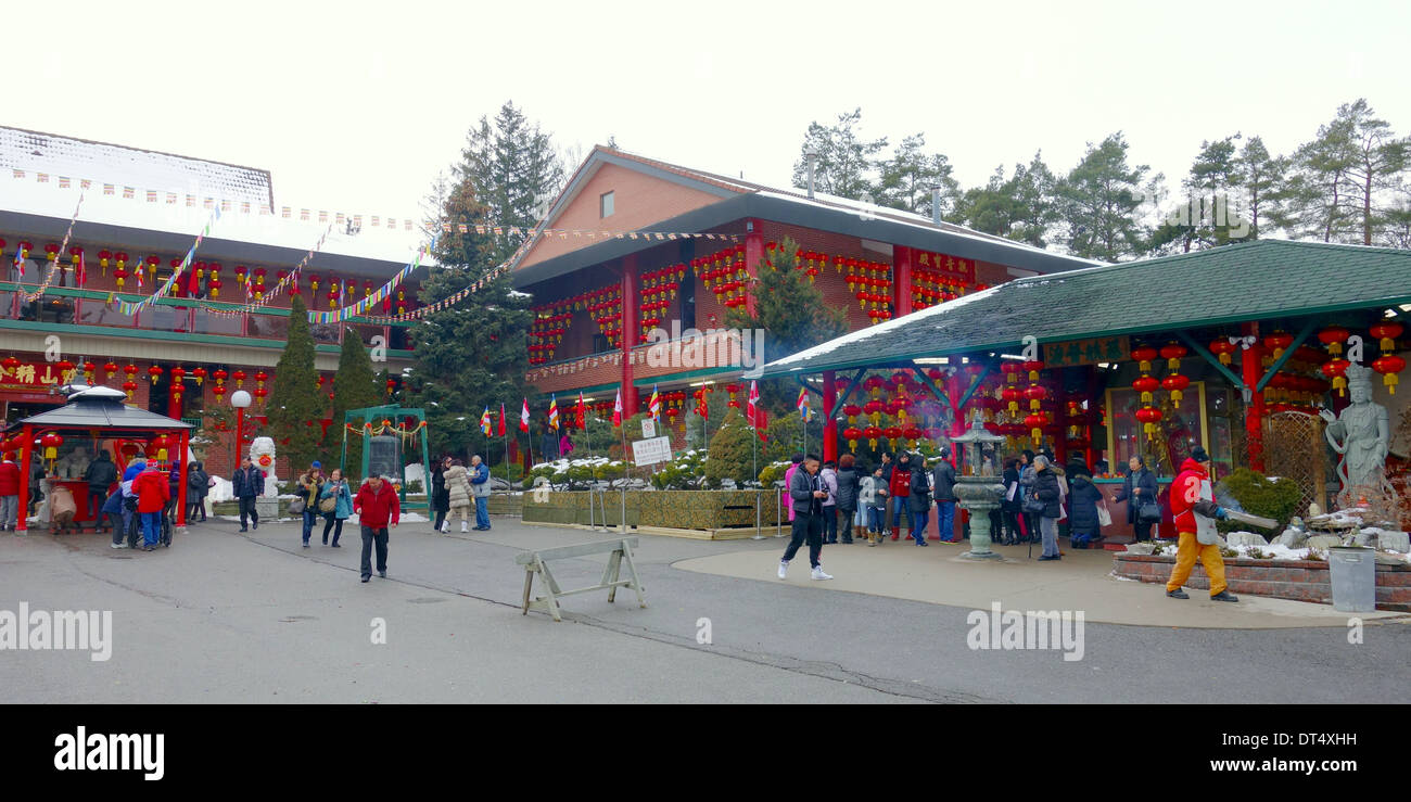 Gläubigen Besuch eines buddhistischen Tempels außerhalb von Toronto, Kanada Stockfoto