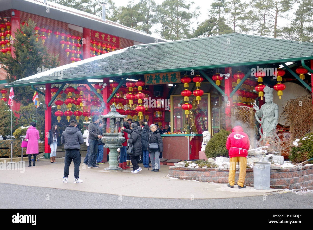 Gläubigen Besuch eines buddhistischen Tempels außerhalb von Toronto, Kanada Stockfoto