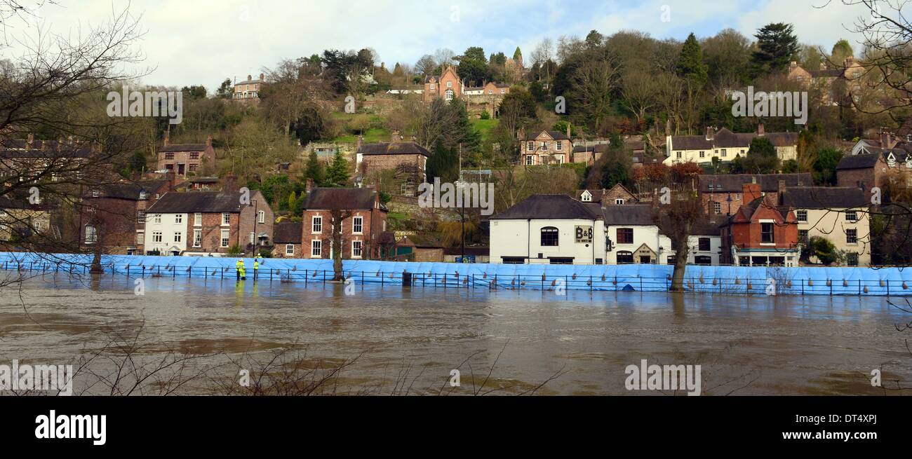 Umweltagentur Flut Barrieren schützen Eigenschaften auf die Kaianlage in Ironbridge in Banken entlang der Schlucht des Flusses Severn platzt. Die stürmischen Winterwetter hat verursacht großflächigen Überschwemmungen über den Süden und westlich von England. Bild von Sam Bagnall/Alamy Live-Nachrichten Stockfoto