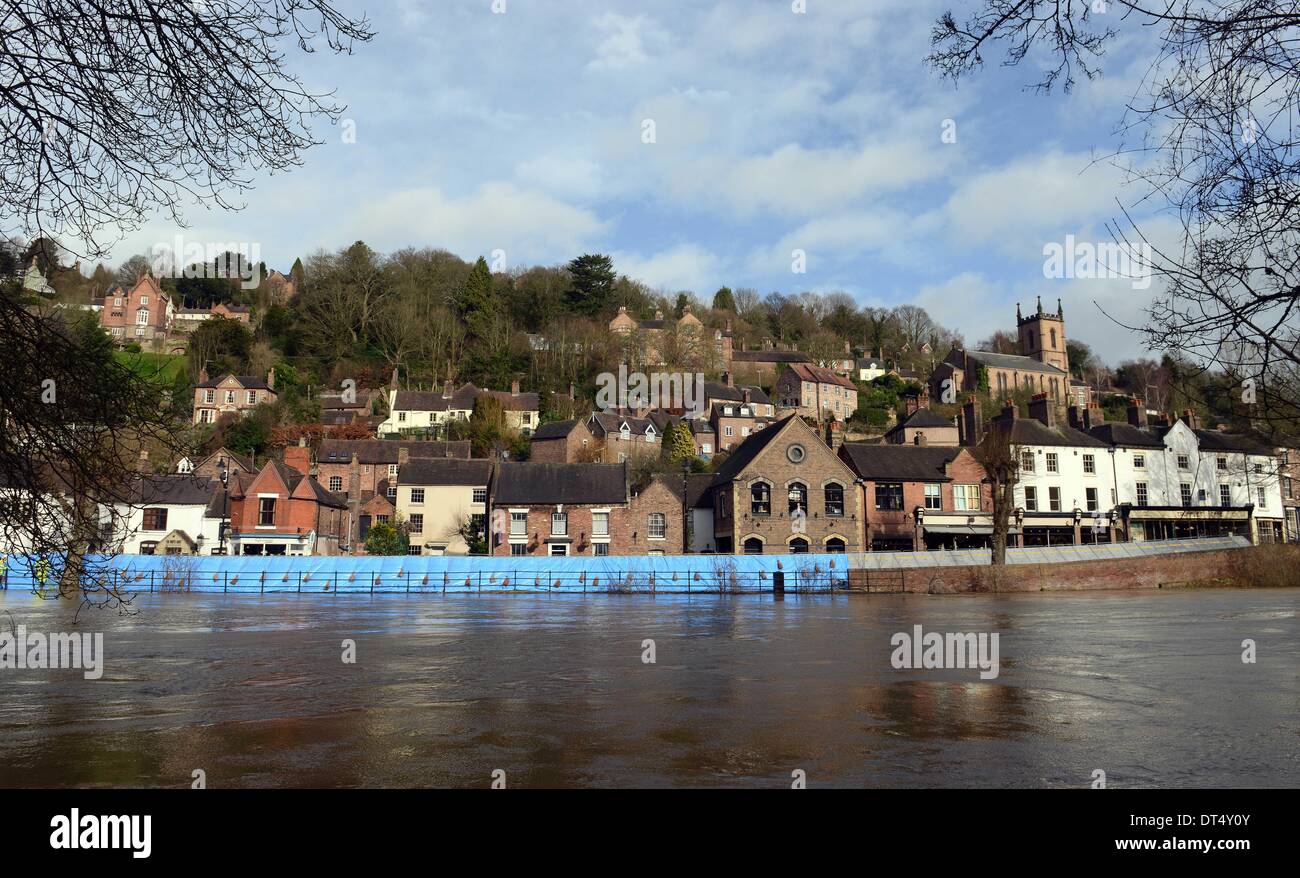 Umweltagentur Flut Barrieren schützen Eigenschaften auf die Kaianlage in Ironbridge in Banken entlang der Schlucht des Flusses Severn platzt. Die stürmischen Winterwetter hat verursacht großflächigen Überschwemmungen über den Süden und westlich von England. Bild von Sam Bagnall/Alamy Live-Nachrichten Stockfoto