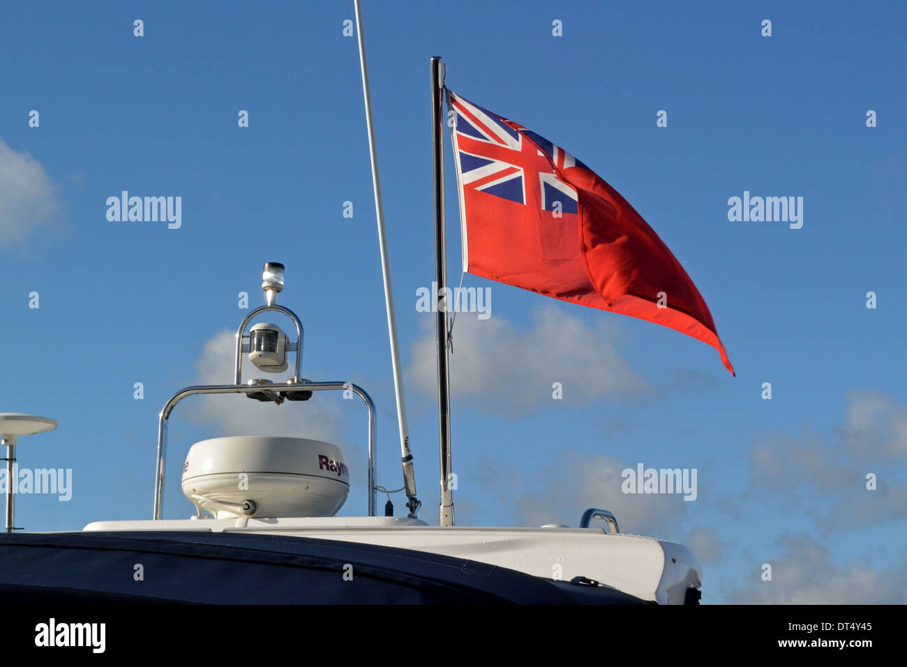 Red Ensign fliegen vom Dach eines Motorbootes, Oulton Broad, Suffolk, UK Stockfoto