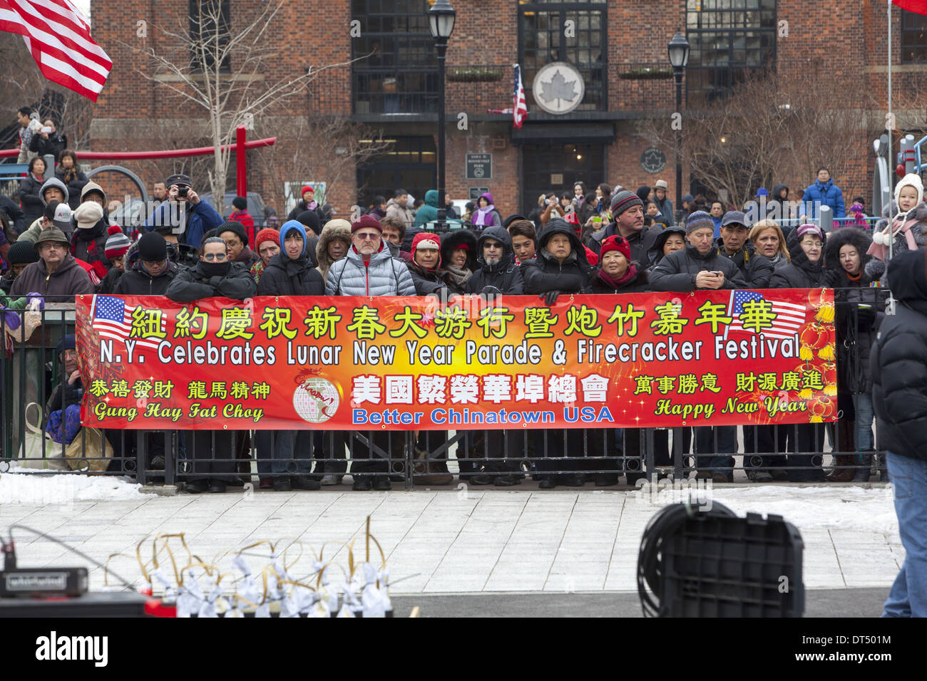 Zuschauer an das chinesische Neujahr Tag Feuerwerkskörper Zeremonie in Chinatown, NYC 2014 Jahr des Pferdes. Stockfoto