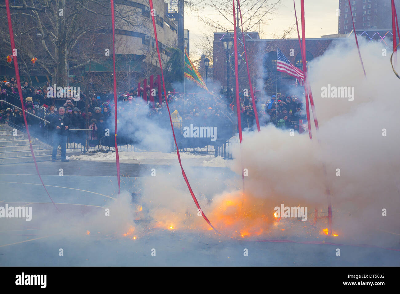 Feuerwerkskörper Zeremonie auf Chinesisch Neujahr 2014 in Chinatown, NYC, 2014 Jahr des Pferdes. Stockfoto