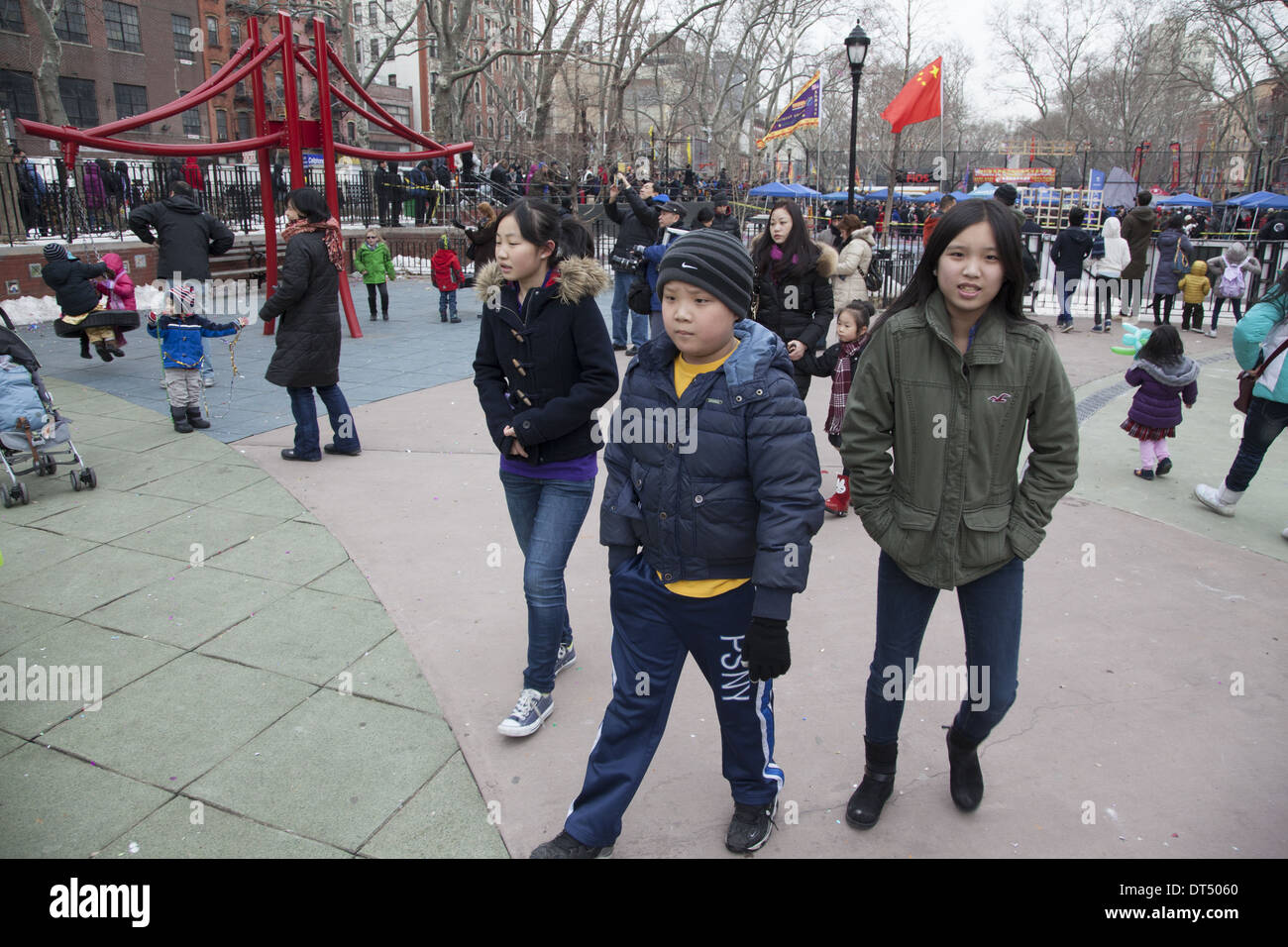 Grop Tweens Kreuzfahrt den Spielplatz in Chinatown während Chinese New Year in New York City Stockfoto