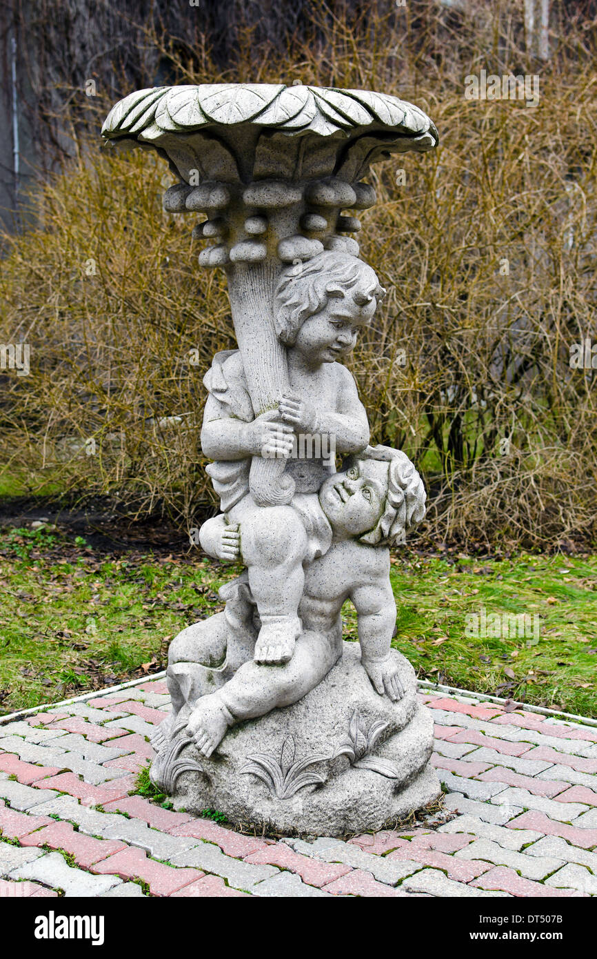 Skulpturen mit Bildern von Kindern und Vasen. Swetlogorsk (vor 1946 Rauschen), Gebiet Kaliningrad, Russland Stockfoto