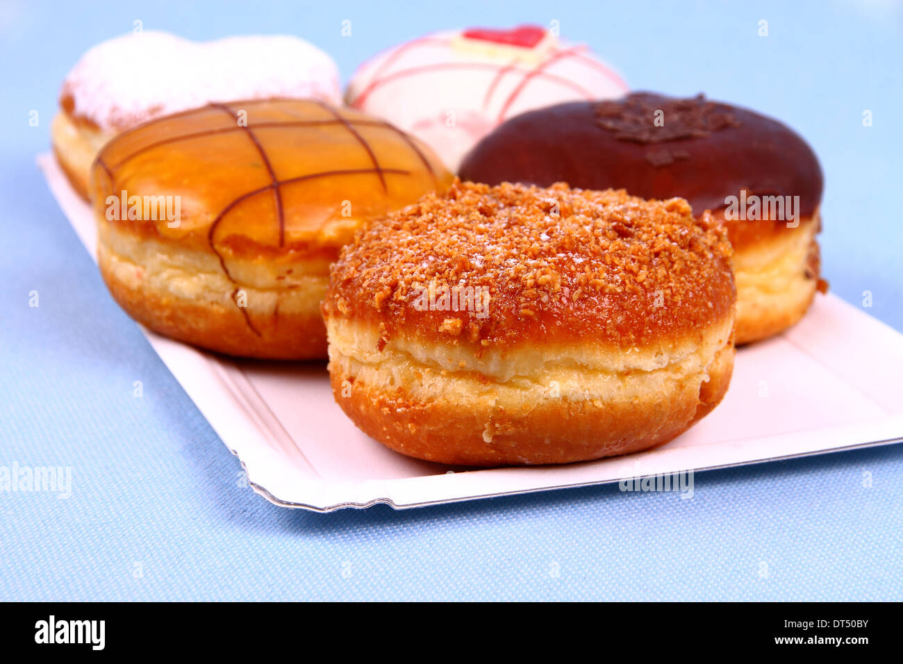 Fünf köstliche, verschiedene Donuts auf Platte, Nahaufnahme Stockfoto