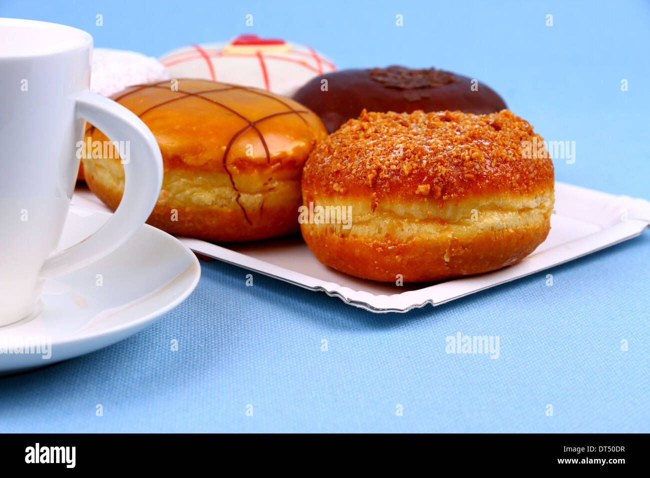 Fünf köstliche, verschiedene Donuts mit Kaffee, Nahaufnahme Stockfoto