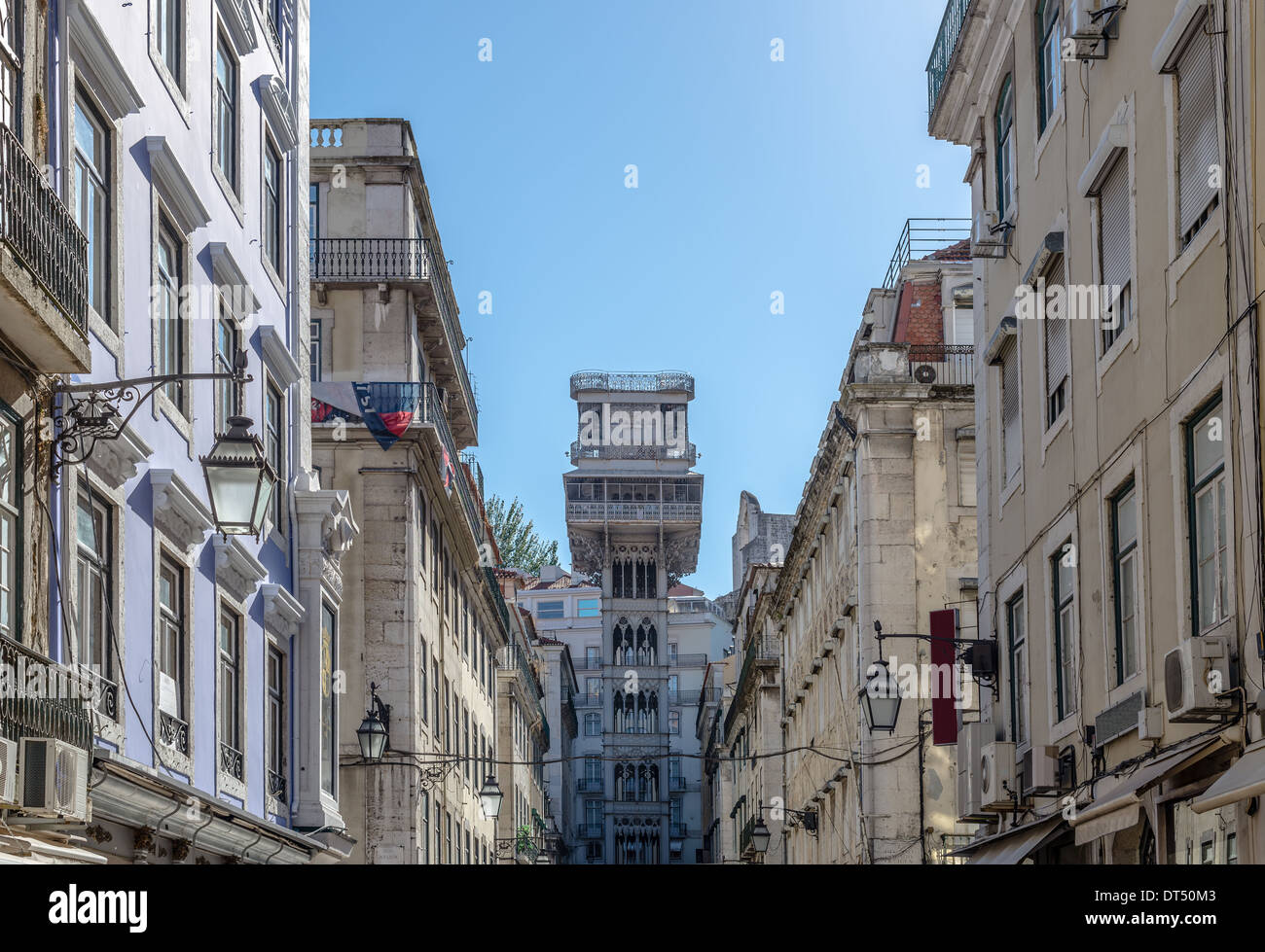 Lissabon-Gebäude im Hintergrund der berühmten Santa Justa Aufzug Stockfoto