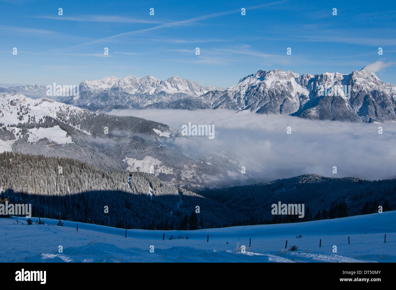 Alpine Winterscapes eine niedrige Clound decken das Alpental am hellen Tag Stockfoto
