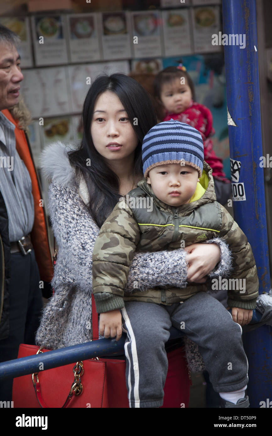 Mutter und Sohn auf dem chinesischen Neujahr parade in Chinatown, NYC. Stockfoto