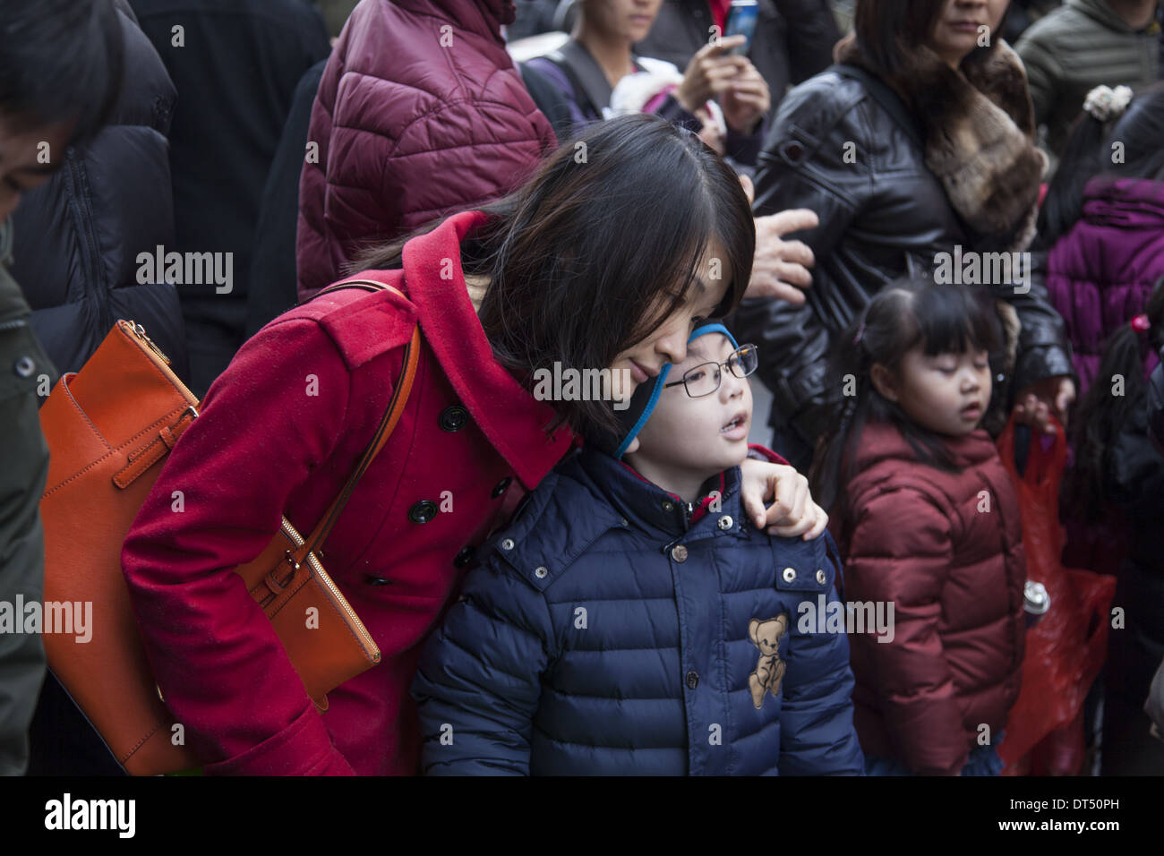 Mutter und Sohn auf dem chinesischen Neujahr parade in Chinatown, NYC. Stockfoto
