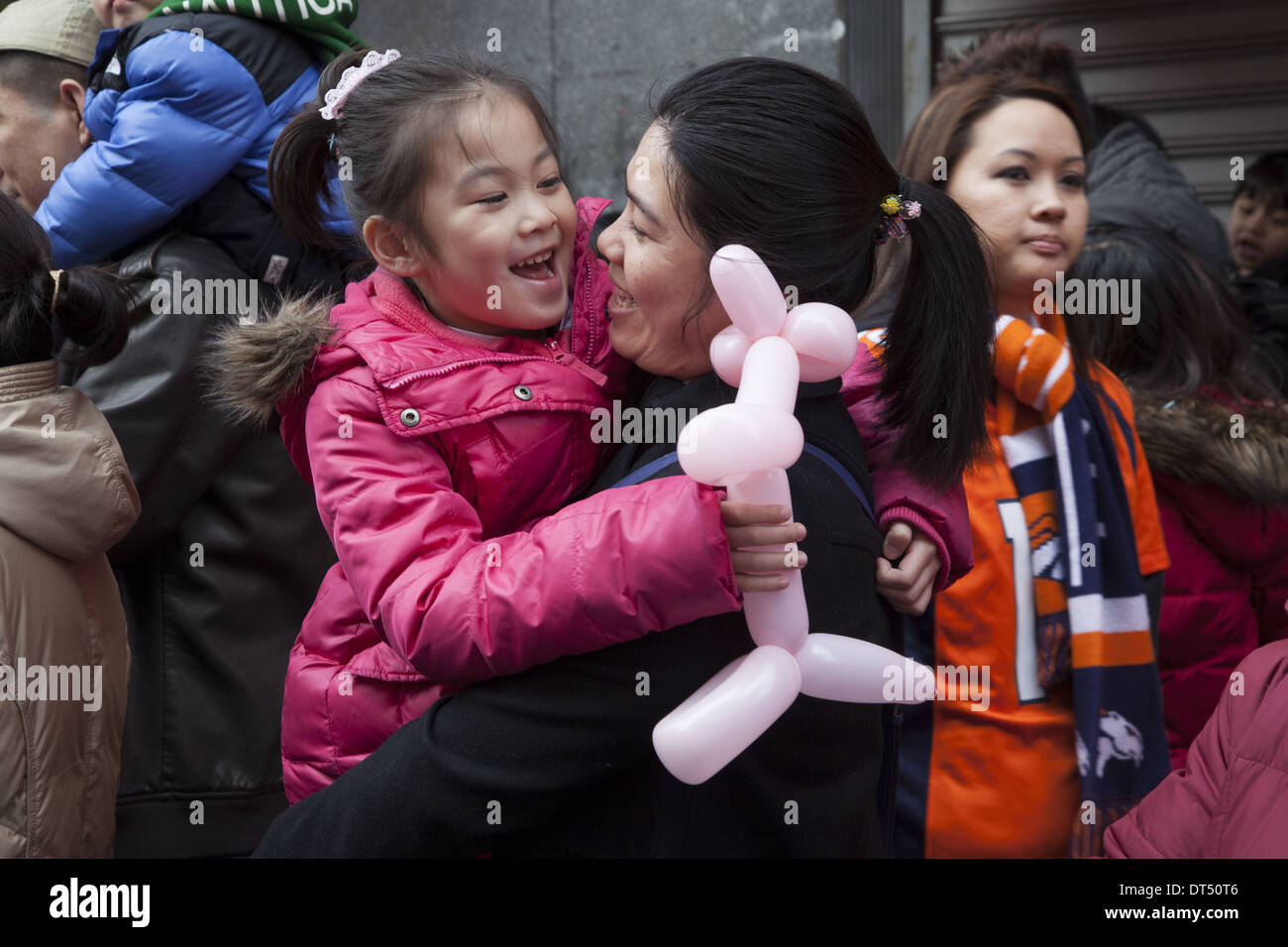 Mutter und Tochter auf das chinesische Neujahr parade in Chinatown, NYC. Stockfoto