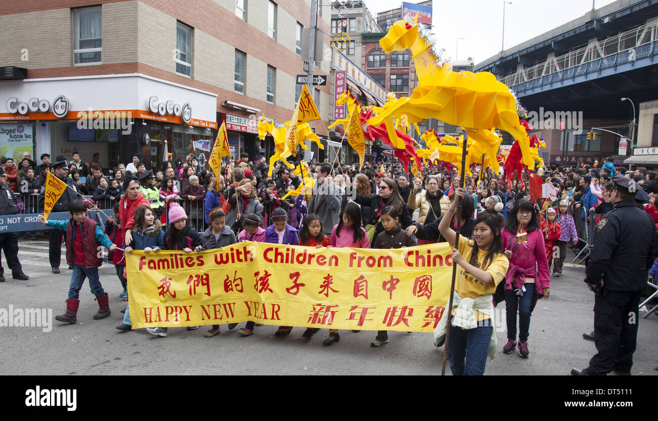 Familien, die chinesischen Kinder adoptiert haben marschieren in die chinesische neues Jahr-Parade in New York City. Stockfoto