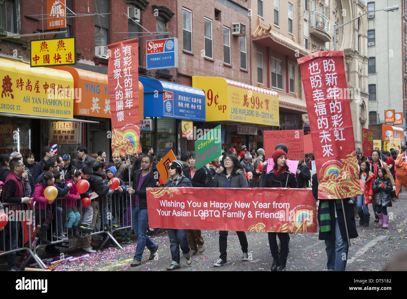 Die asiatische LGBTQ-Gruppe marschiert bei der chinesischen Neujahrsparade in Chinatown, New York City. Stockfoto