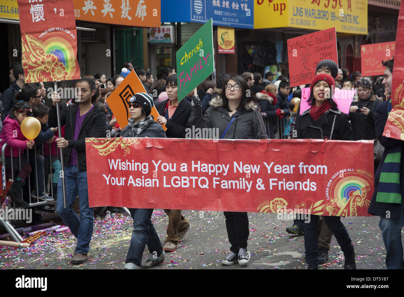 Asiatische LGBT-Gruppe marschiert in die Chinesische Neujahrsparade in Chinatown in New York City. Stockfoto