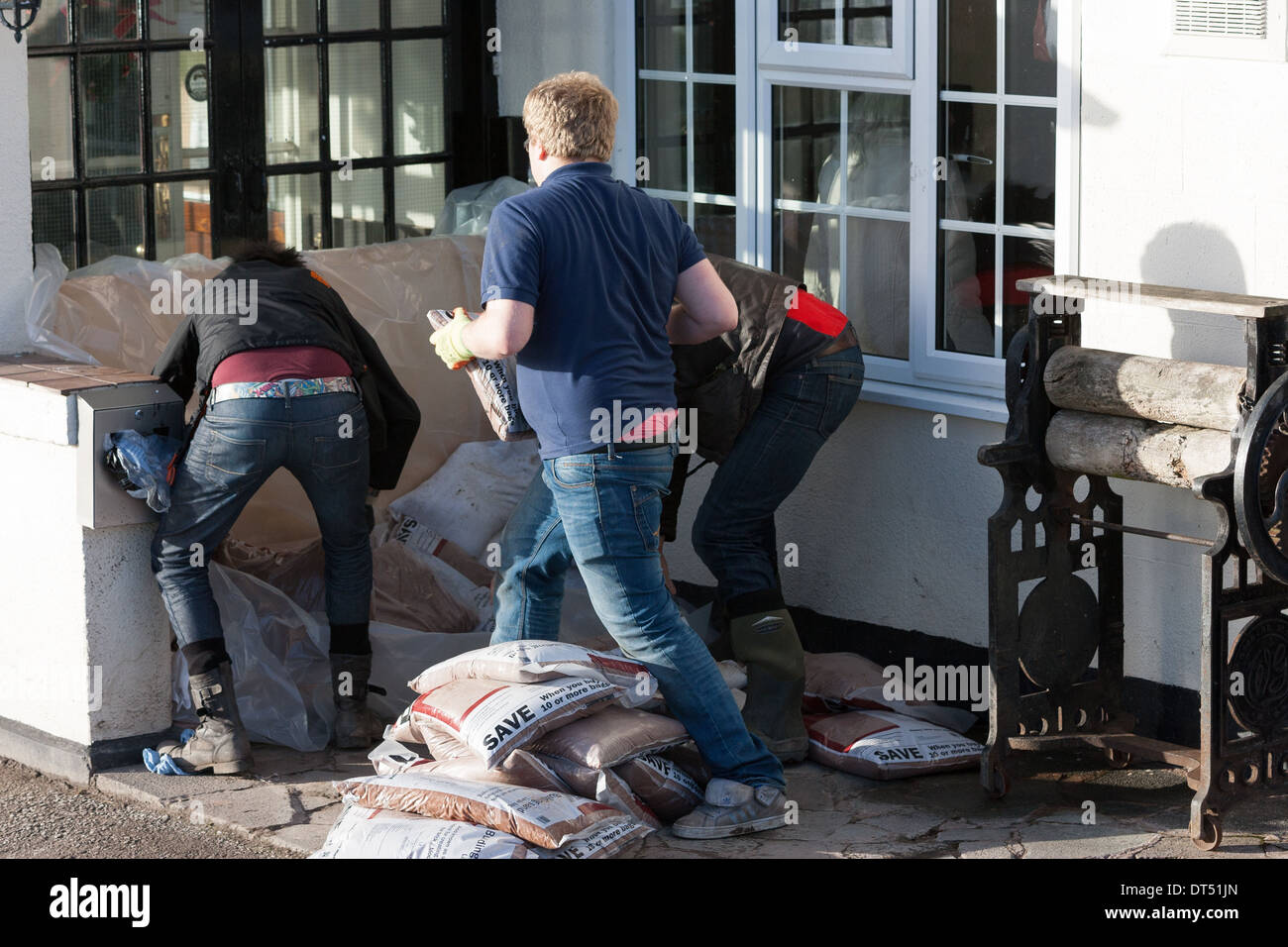 Der Ferry Tavern in Cheshire wird gegen erwartete Hochwasser verstärkt. Das Pub war ein Jahr zuvor durch Hochwasser ruiniert. Stockfoto