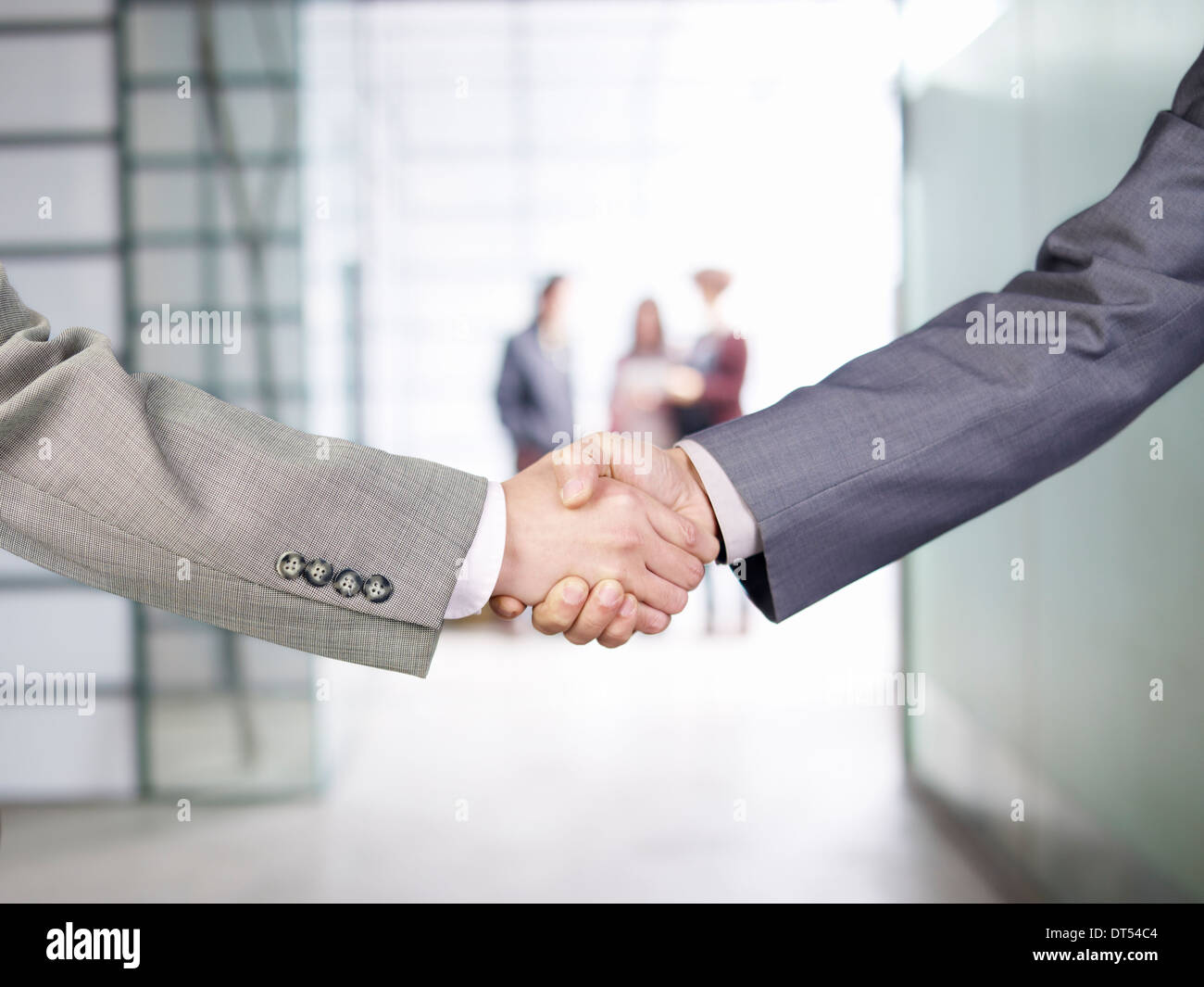 Geschäftsleute, die Hände schütteln Stockfoto