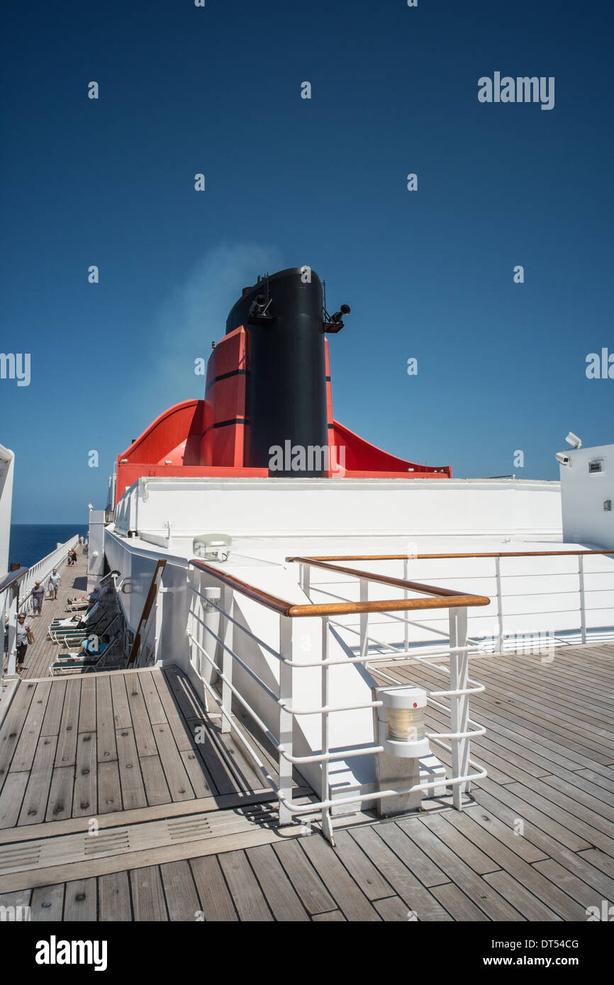 Deck der Queen Mary 2, Kreuzfahrt Ozeandampfer. Stockfoto