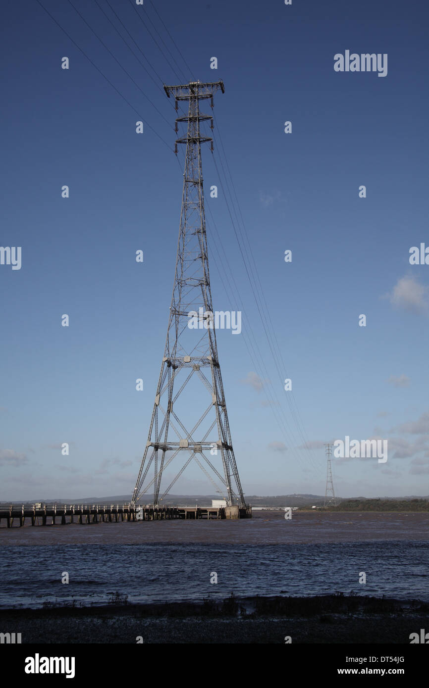 Fernmeldeturm mit Stromkabel überqueren den Fluss Severn Stockfoto