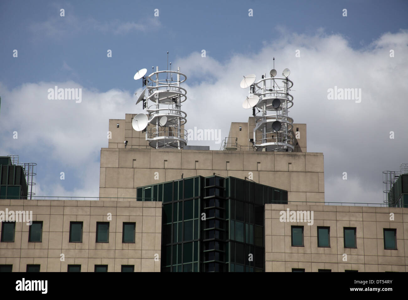 Telekom-Türme auf dem MI5 Gebäude, London Stockfoto