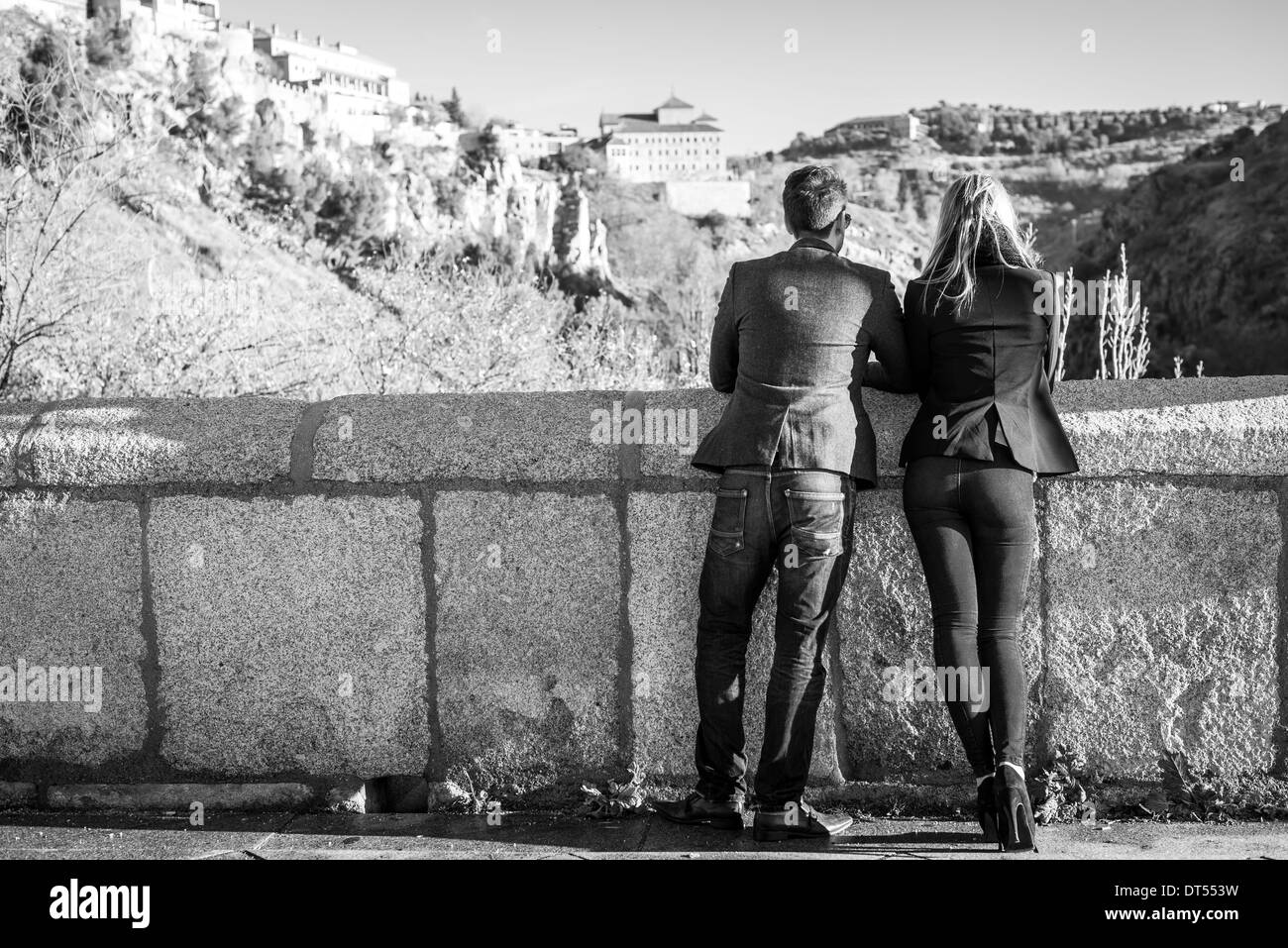 Junges Paar in Liebe auf der Straße Stockfoto