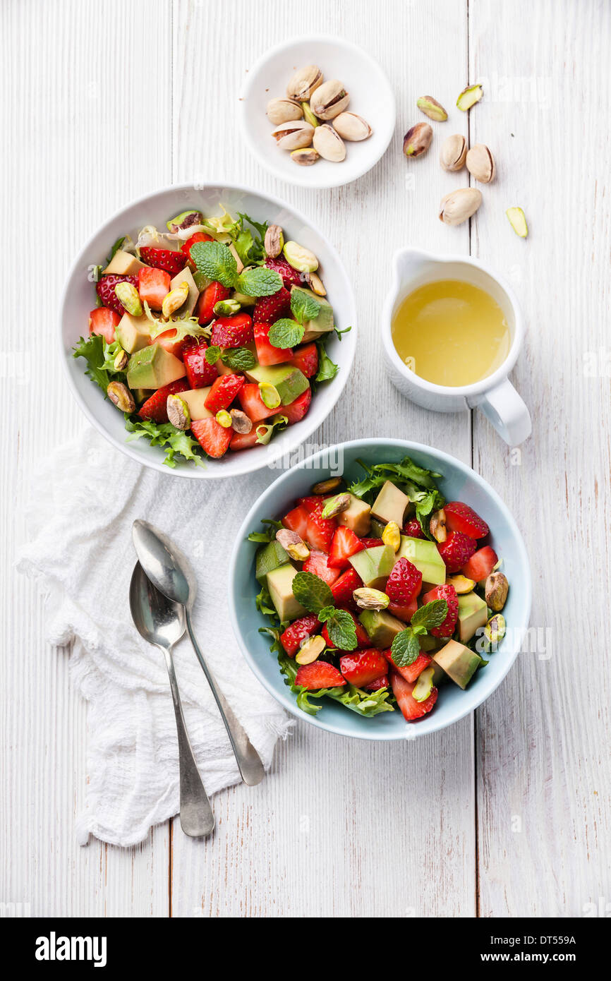 Blattsalat mit Avocado und Erdbeere Stockfoto