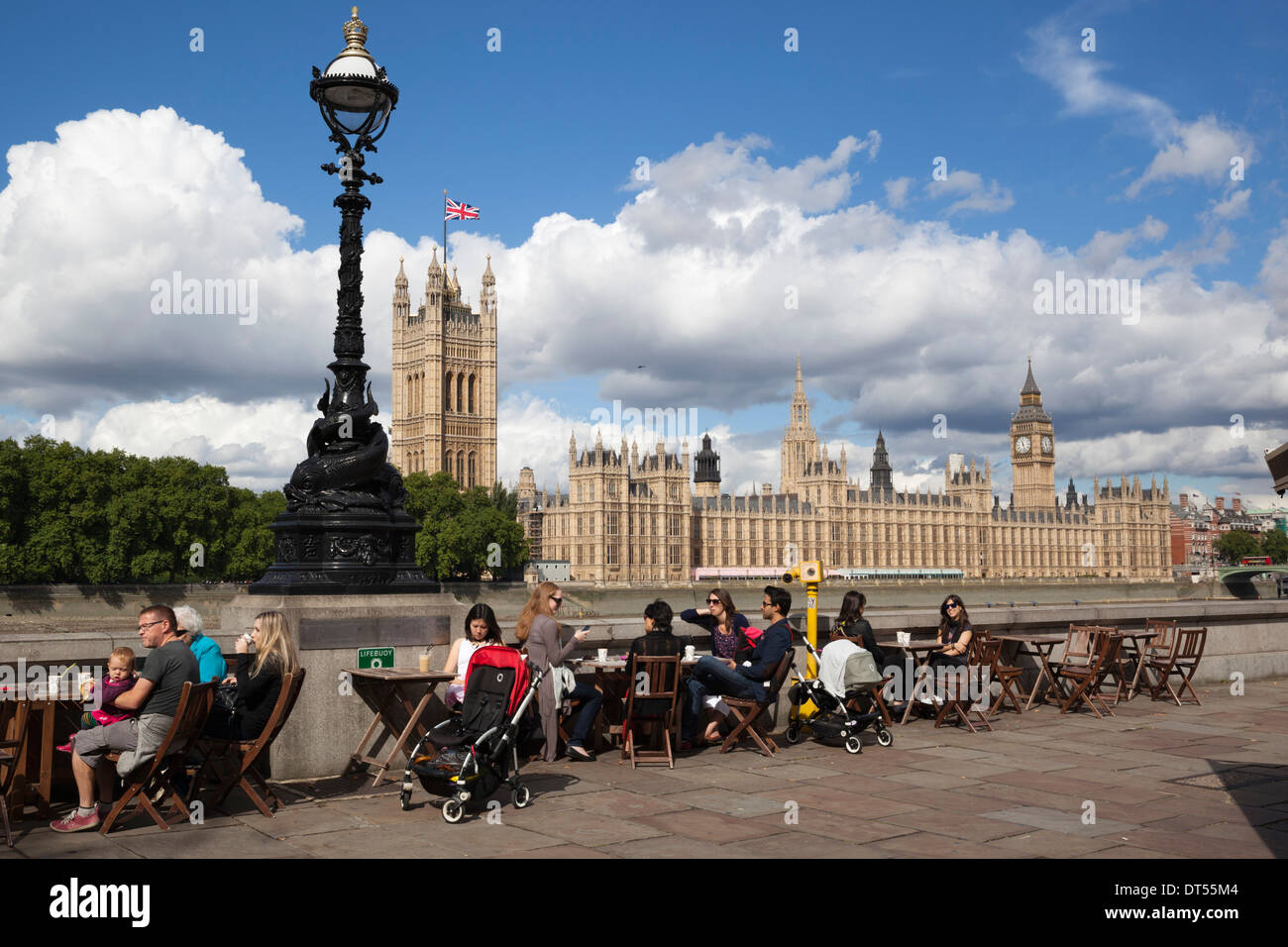 Café gegenüber der Houses of Parliament, London, Vereinigtes Königreich Stockfoto