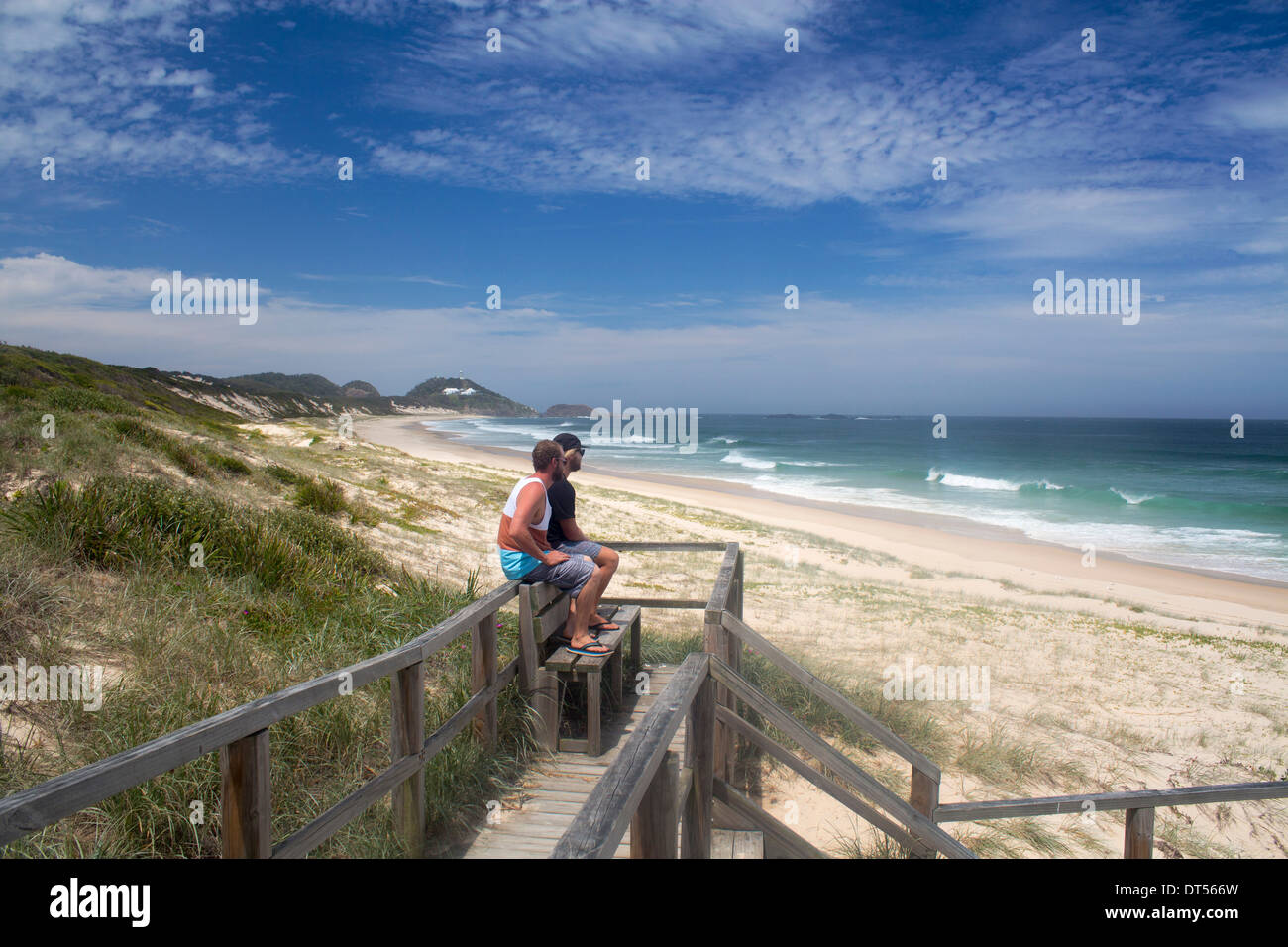 Lighthouse Beach mit Leuchtturm in Ferne und Sanddünen im Vordergrund Seal Rocks New South Wales NSW Australia Stockfoto