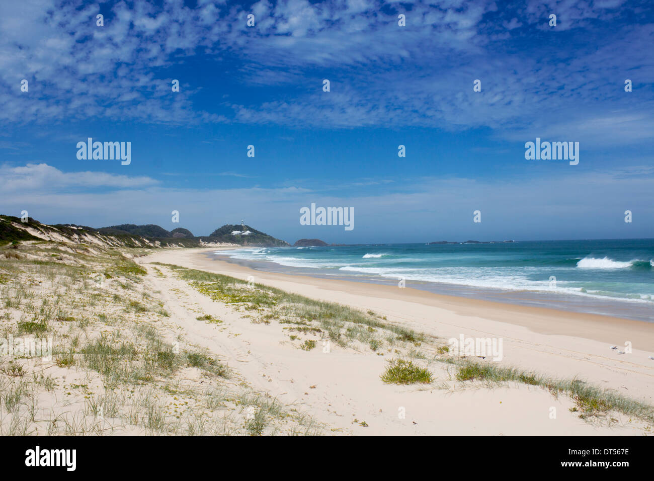 Lighthouse Beach mit Leuchtturm in Ferne und Sanddünen im Vordergrund Seal Rocks New South Wales NSW Australia Stockfoto