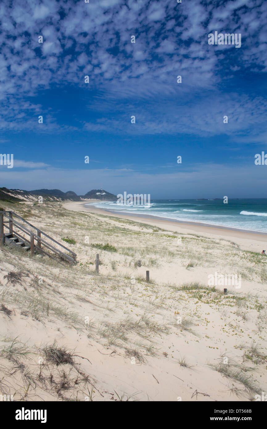 Lighthouse Beach mit Leuchtturm in Ferne und Sanddünen im Vordergrund Seal Rocks New South Wales NSW Australia Stockfoto