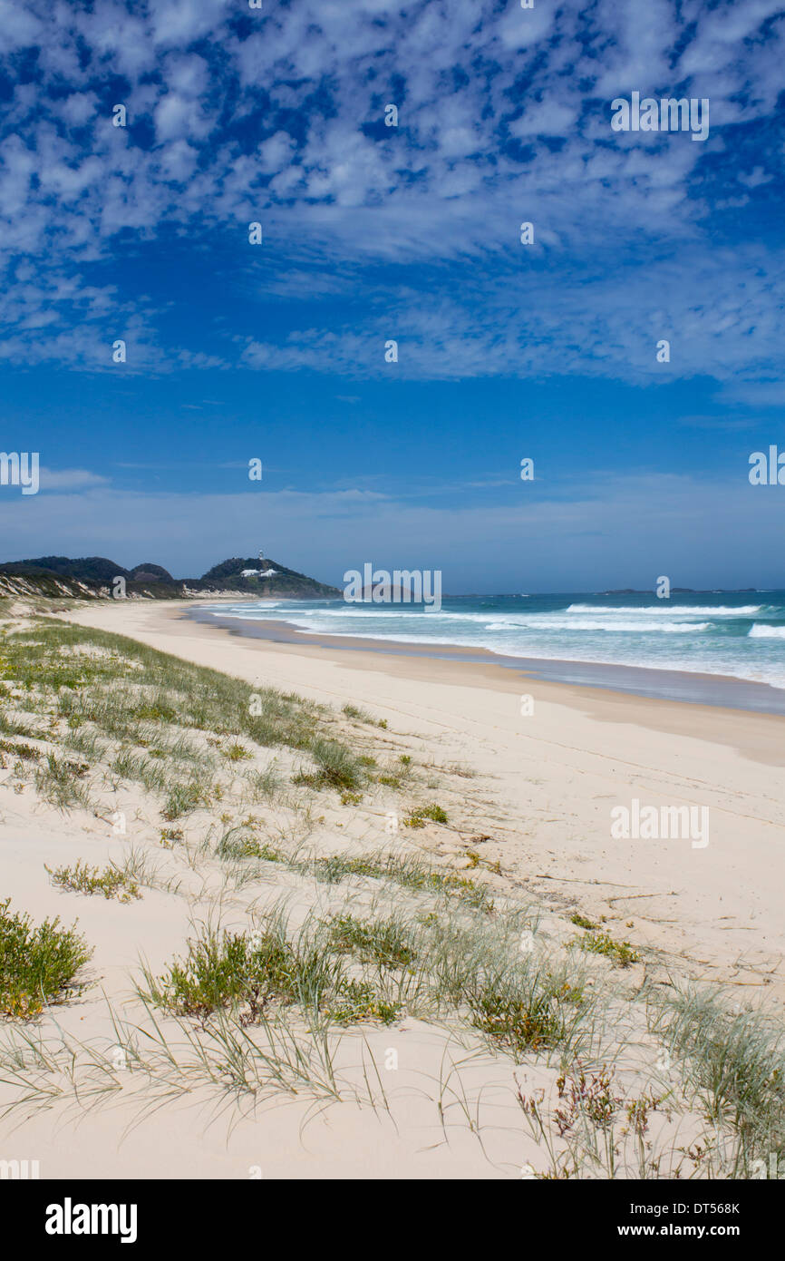 Lighthouse Beach mit Leuchtturm in Ferne und Sanddünen im Vordergrund Seal Rocks New South Wales NSW Australia Stockfoto