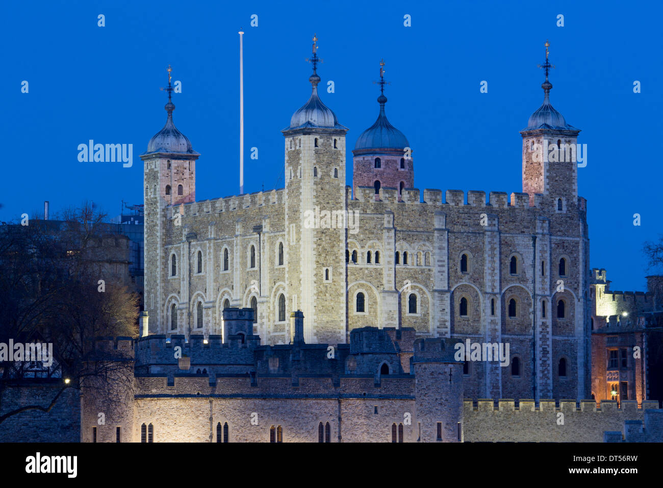 Tower of London White Tower bei Nacht Dämmerung Abenddämmerung Abendsonne City of London England UK Stockfoto